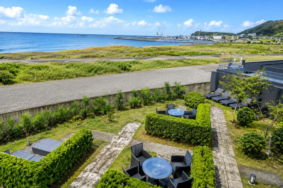 鏡ヶ浦温泉 rokuzaの海を望む庭園テラス