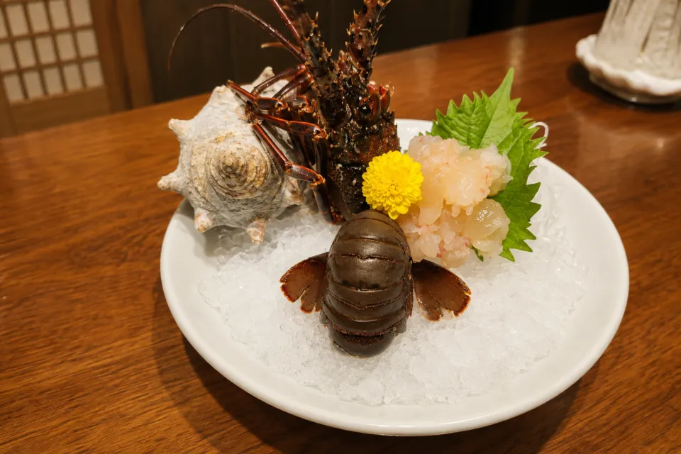 鏡ヶ浦温泉 rokuzaの伊勢海老と刺身の盛り付け