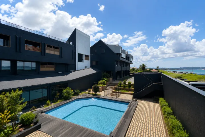 鏡ヶ浦温泉 rokuzaの屋外プールと建物外観
