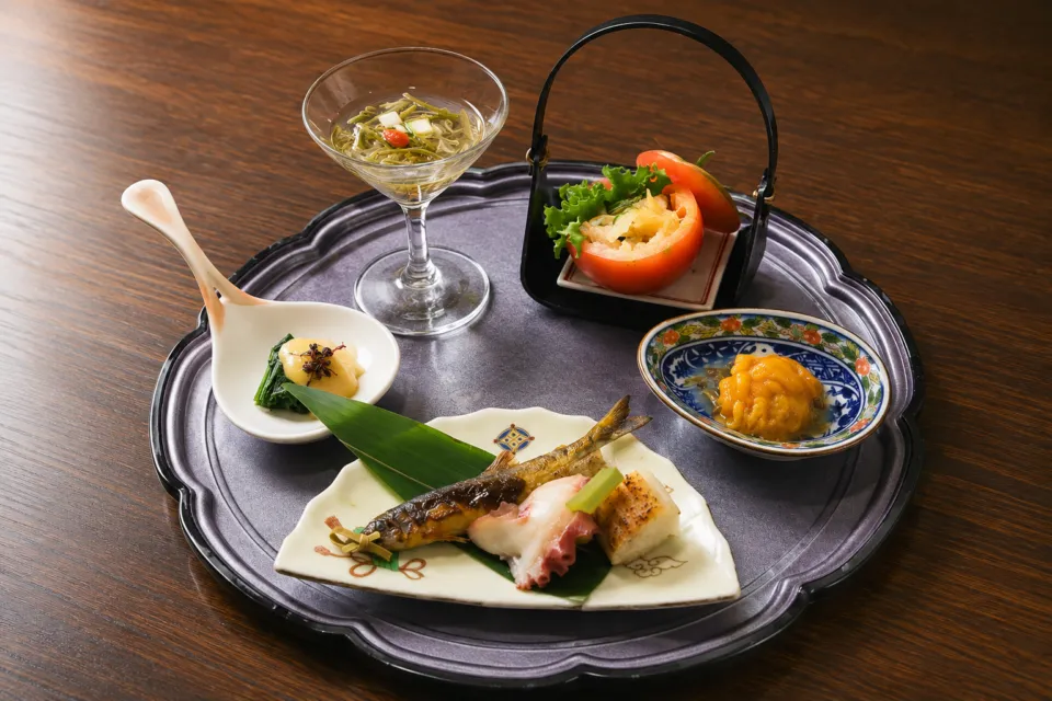篝火の湯 緑水亭の魚介を盛り合わせた料理