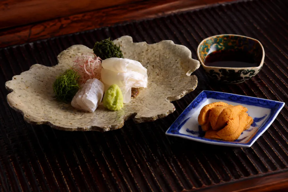 神楽坂 石かわの刺身と雲丹を盛り付けた料理