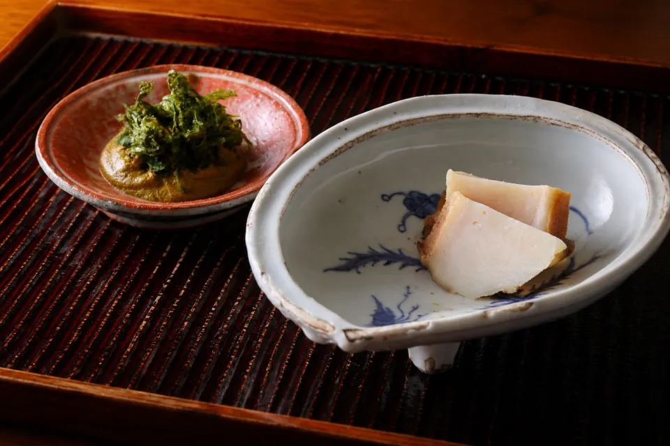 神楽坂 石かわの器に盛られた料理