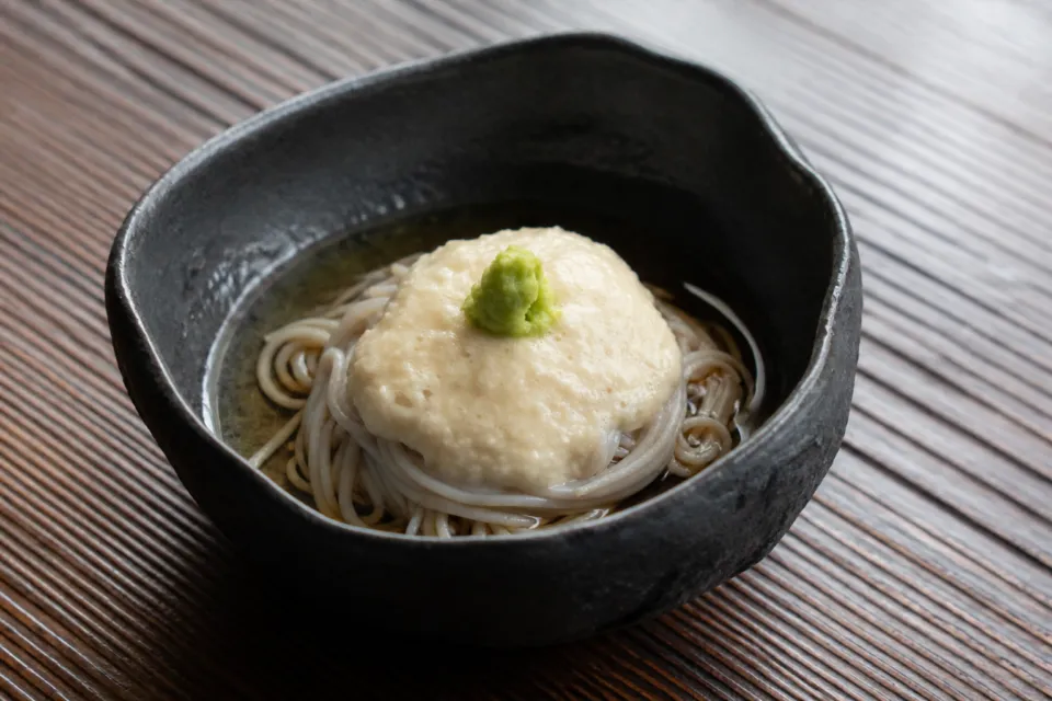神楽坂 石かわのわさびを添えた麺料理