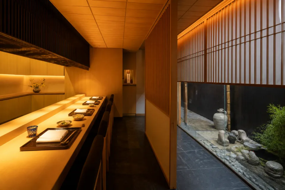 神楽坂 石かわのカウンターと庭を望む店内