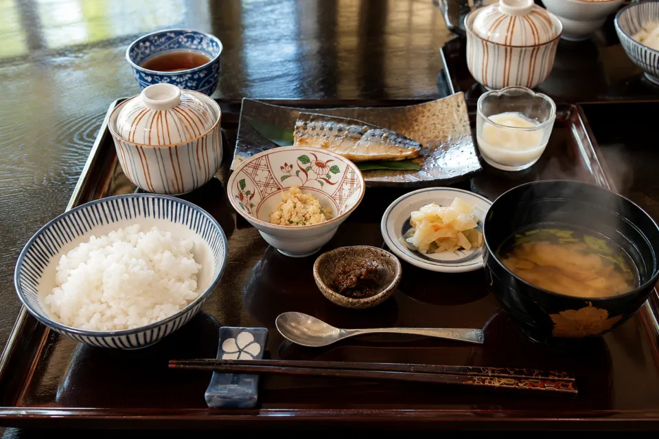 界 津軽の焼き魚を添えた朝食膳