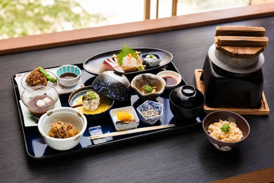 海軍さんの料亭 五月荘の小鉢と釜めしの御膳