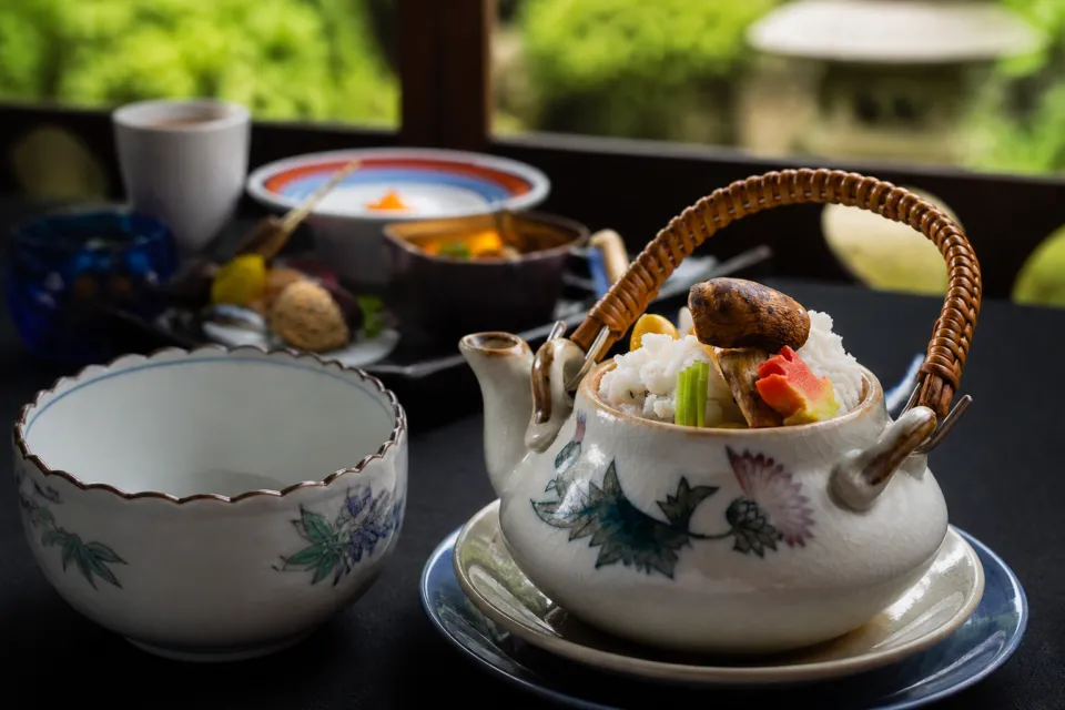海軍さんの料亭 五月荘の季節の土瓶料理