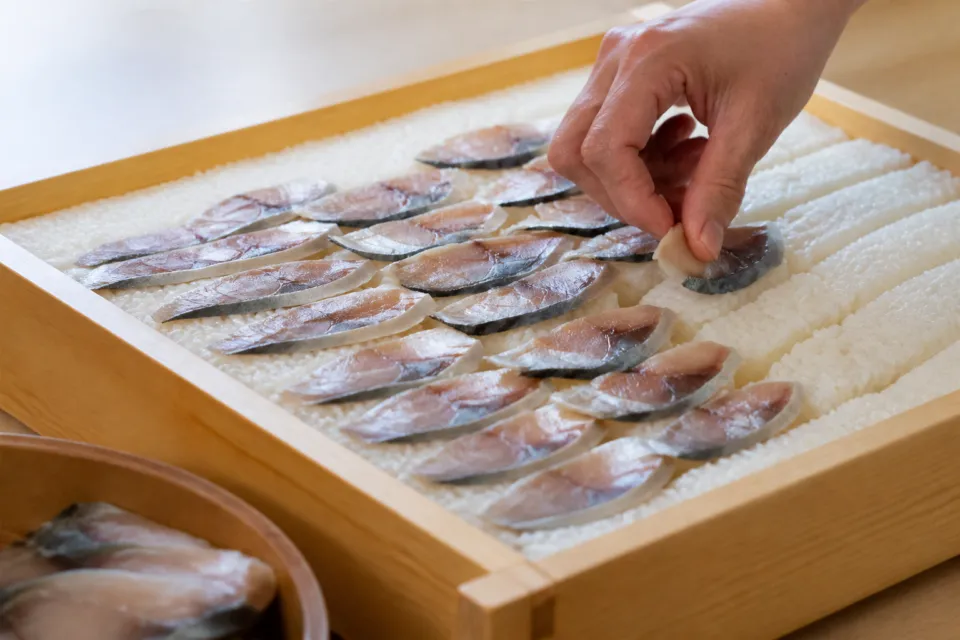 柿の葉すし ひょうたろうの酢飯へ鯖をのせる工程