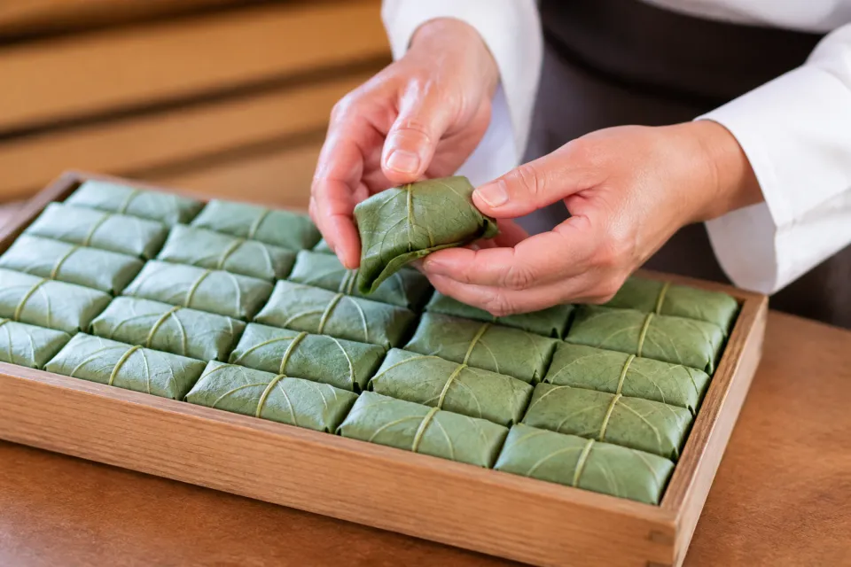 柿の葉すし ひょうたろうの柿の葉で包む工程