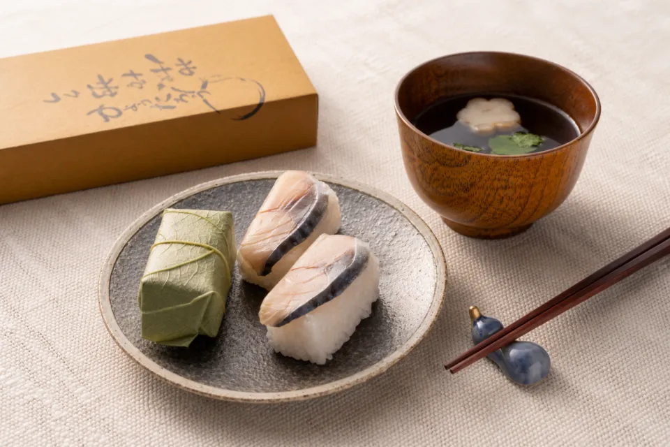 柿の葉すし ひょうたろうの鯖の柿の葉すしと汁物