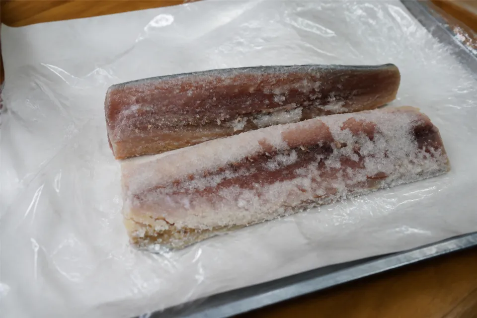 柿の葉すし ひょうたろうの魚を塩で締める工程