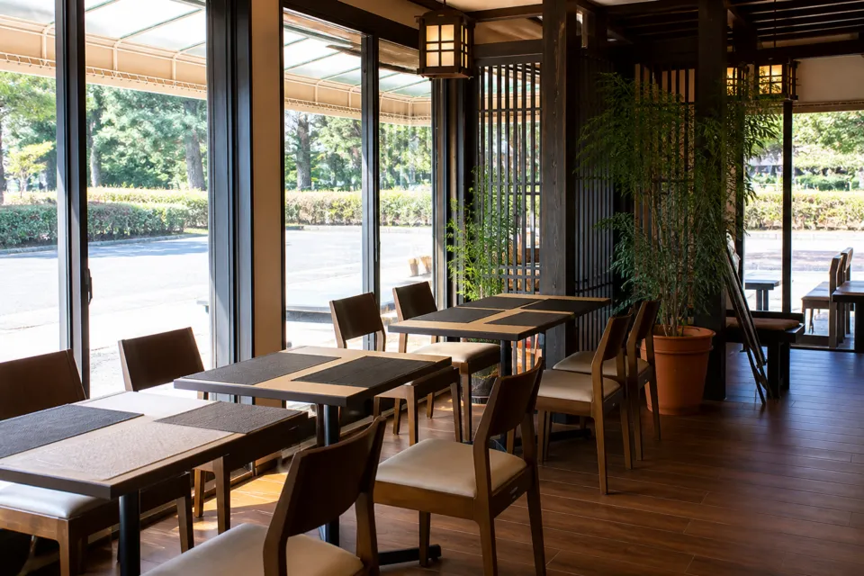 柿の葉ずし 平宗 法隆寺店の外の光が入る窓辺の少人数向けテーブル席