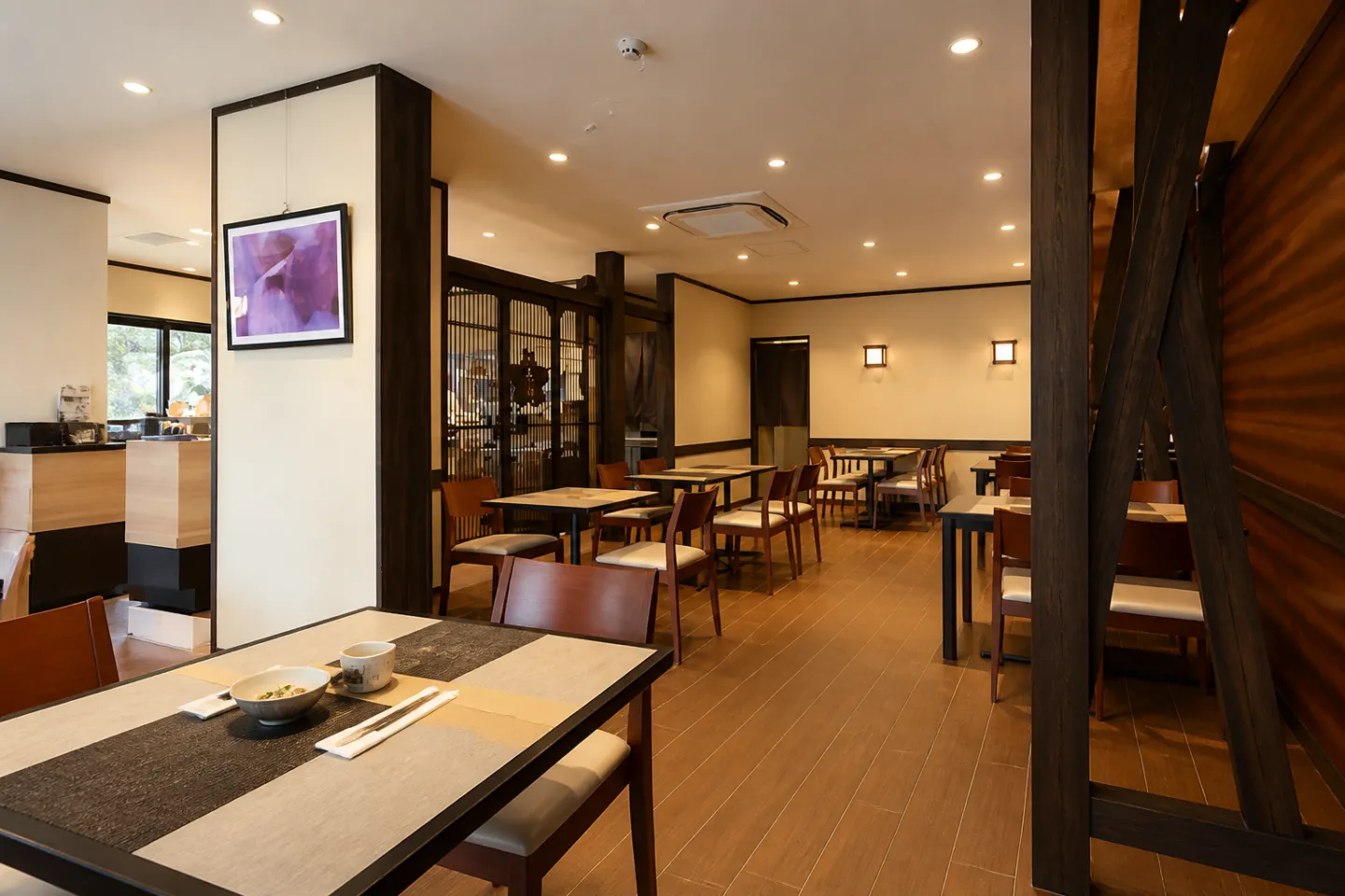 柿の葉ずし 平宗 法隆寺店の木の温もりを感じる広々とした店内の食事席