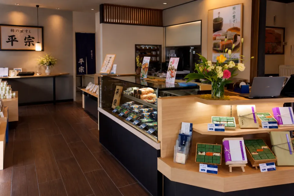 柿の葉ずし 平宗 法隆寺店の柿の葉ずしを選べる明るい販売カウンター