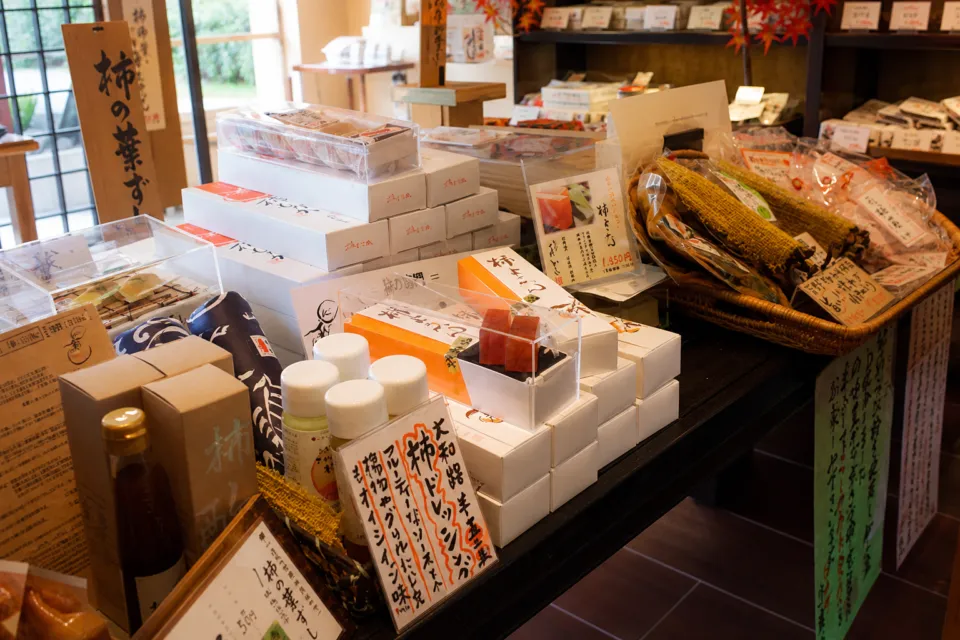 柿の葉ずし 平宗 法隆寺店の奈良土産や柿の葉ずしの商品が並ぶ売場