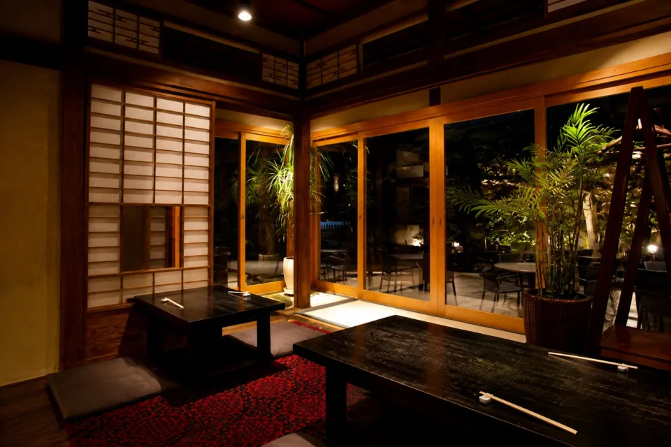鎌倉 松原庵の夜の店内