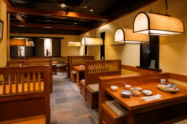 鎌倉 峰本 八幡宮前本店の木製テーブルが並ぶ1階席