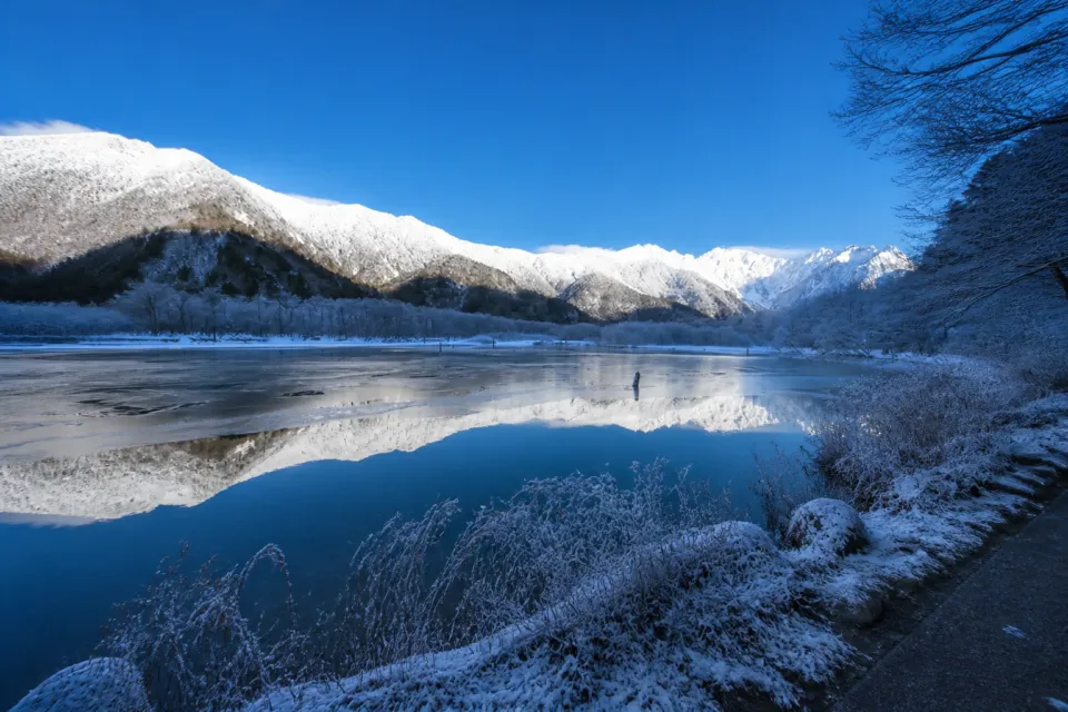 上高地帝国ホテルの周辺に広がる雪山と静かな水鏡