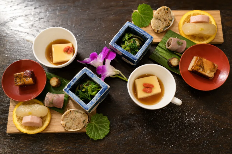鴨川館の魚介と野菜を盛り付けた前菜