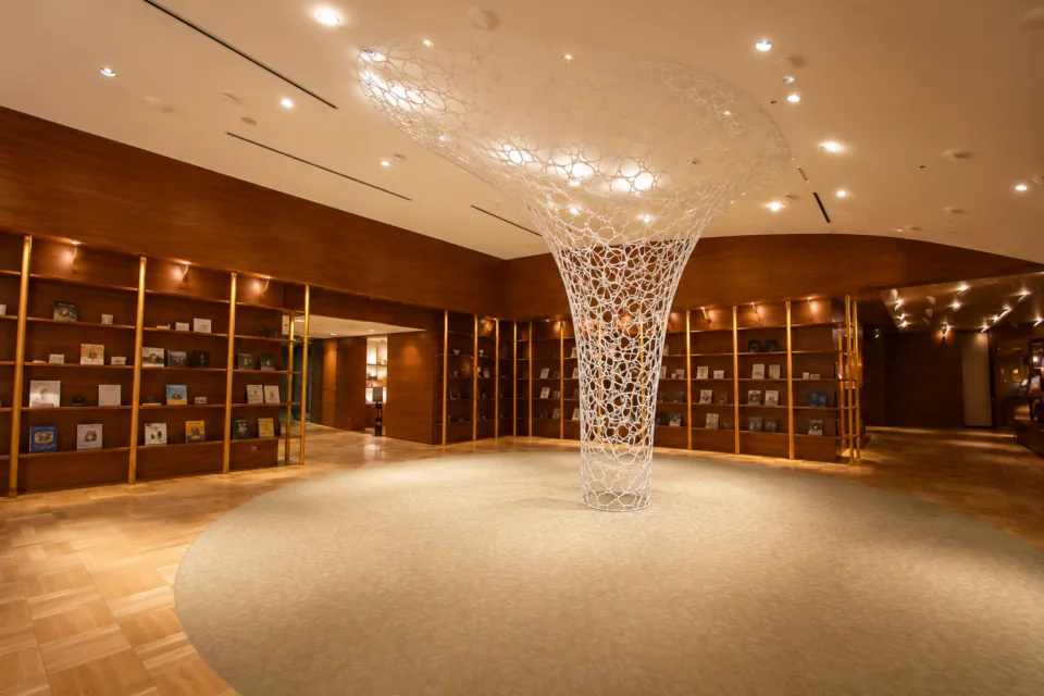 軽井沢プリンスホテル ウエストの白いアート作品があるロビー