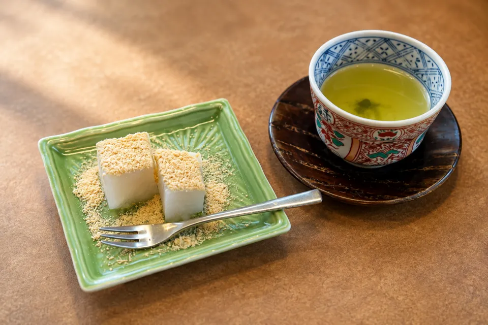景勝の宿 芳雲館のきな粉を添えた菓子と日本茶