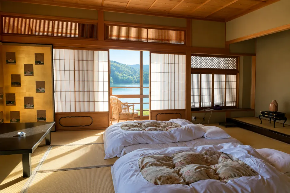 景勝の宿 芳雲館の布団を敷いた和室