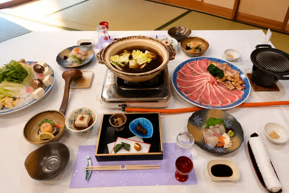 景勝の宿 芳雲館の鍋料理と刺身を含む会席膳