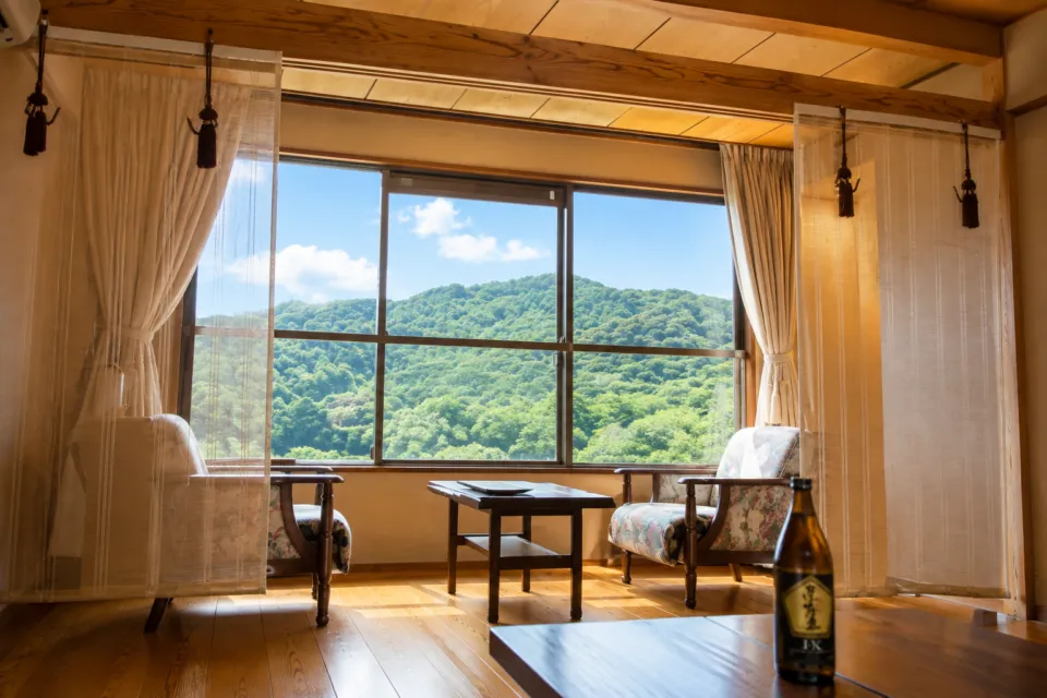 景勝の宿 芳雲館の山を望む客室の広縁