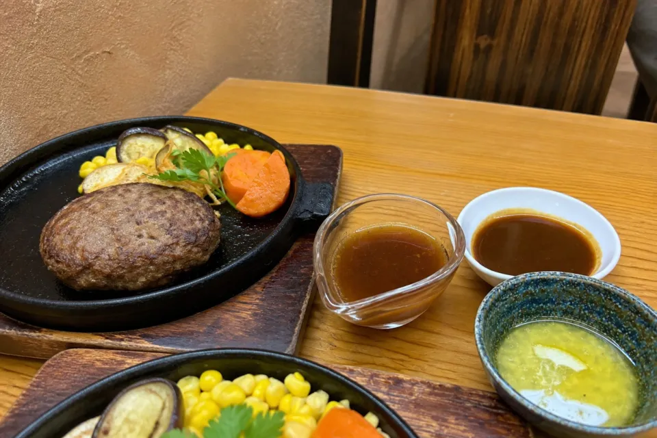 見蘭牛 ダイニング玄の店内卓上と3種のソース