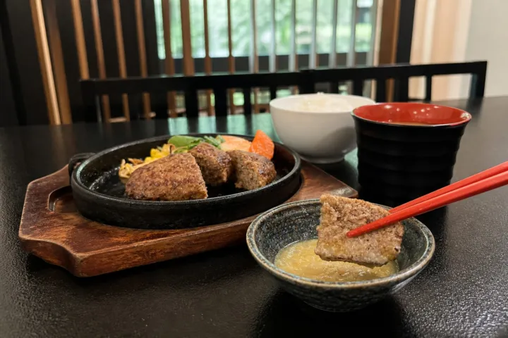 見蘭牛 ダイニング玄の店内で味わうハンバーグ