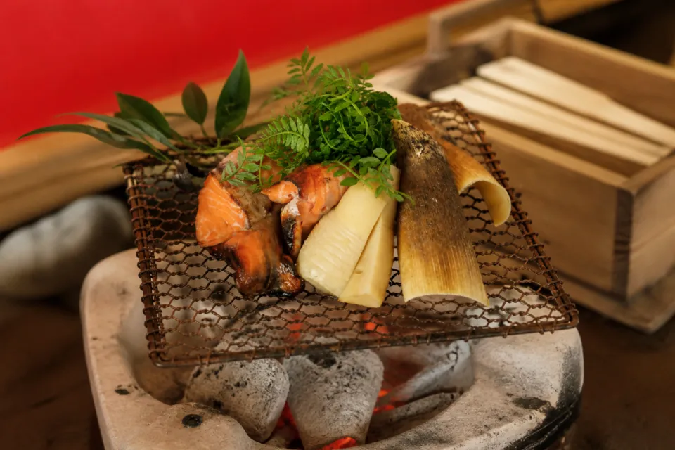 菊水楼の鮭と筍の炭火料理