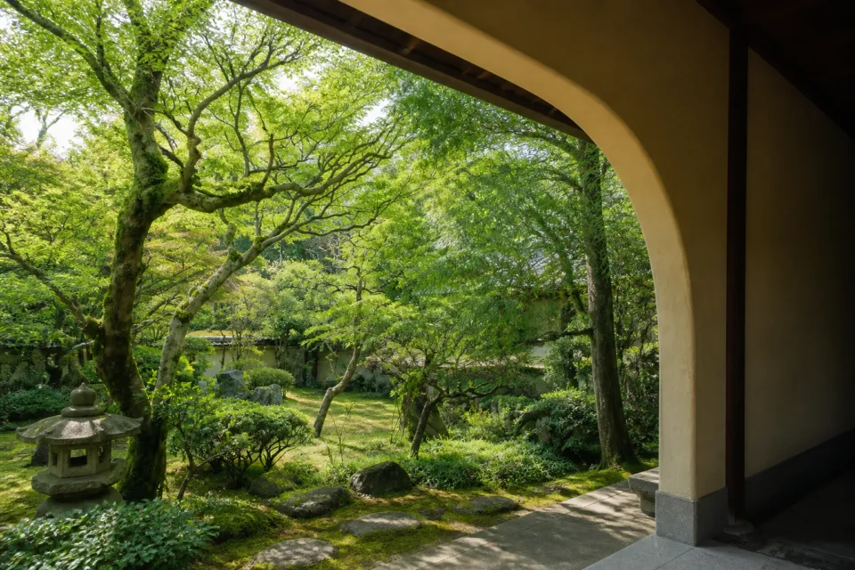 菊水楼の窓から見える庭園