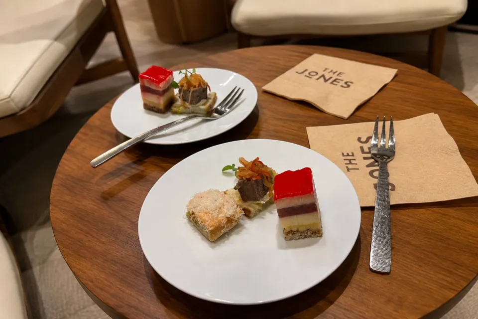 キンプトン新宿東京のデザートと軽食を盛り付けたプレート