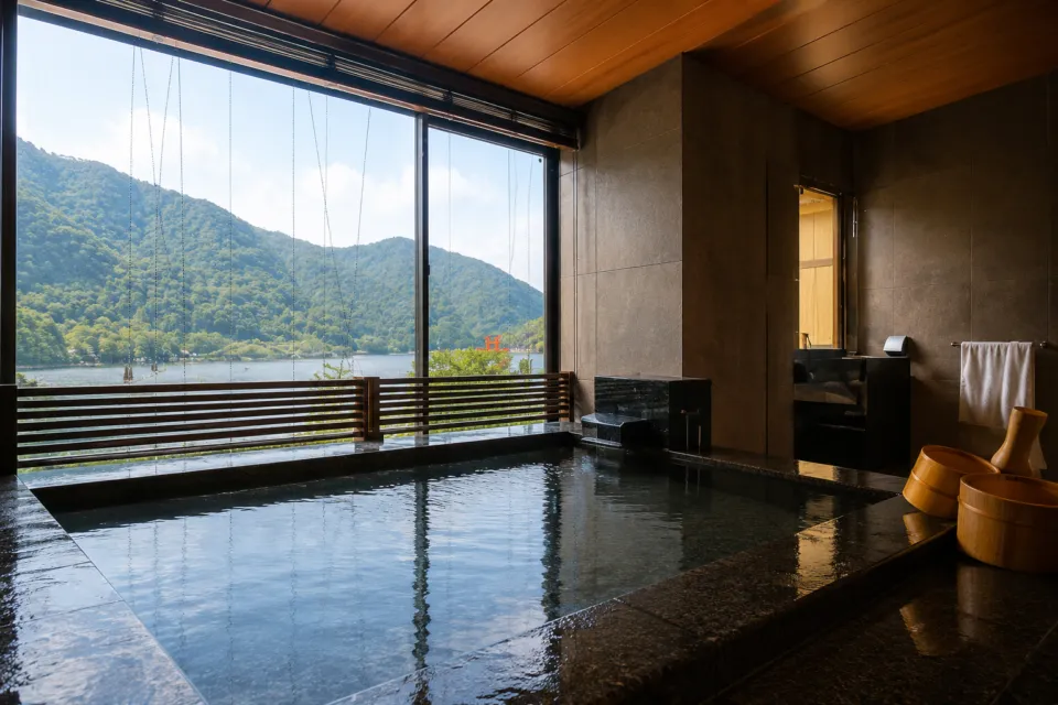 錦水館の大鳥居を望む浴室