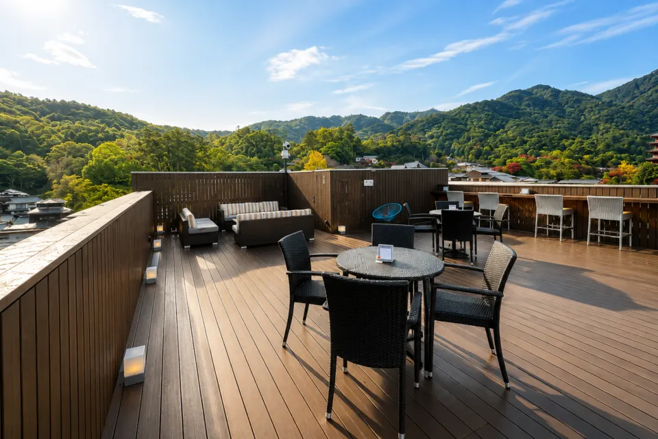錦水館の山並みを望む屋上テラス