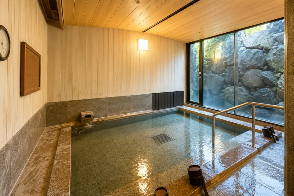 錦水館の木張りの内湯