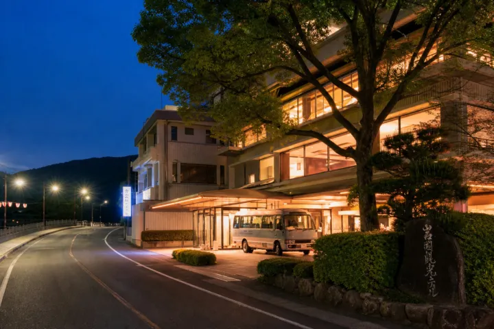 錦帯橋温泉 岩国国際観光ホテルの夜の外観