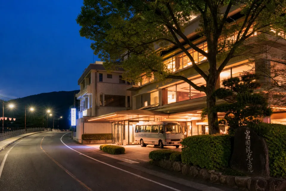 錦帯橋温泉 岩国国際観光ホテルの夜の外観