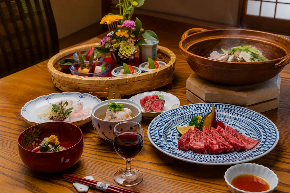 岸権旅館の季節の夕食膳