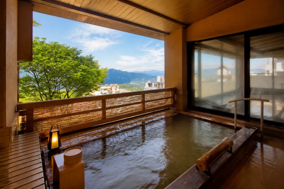 岸権旅館の山並みを望む六左衛門の湯