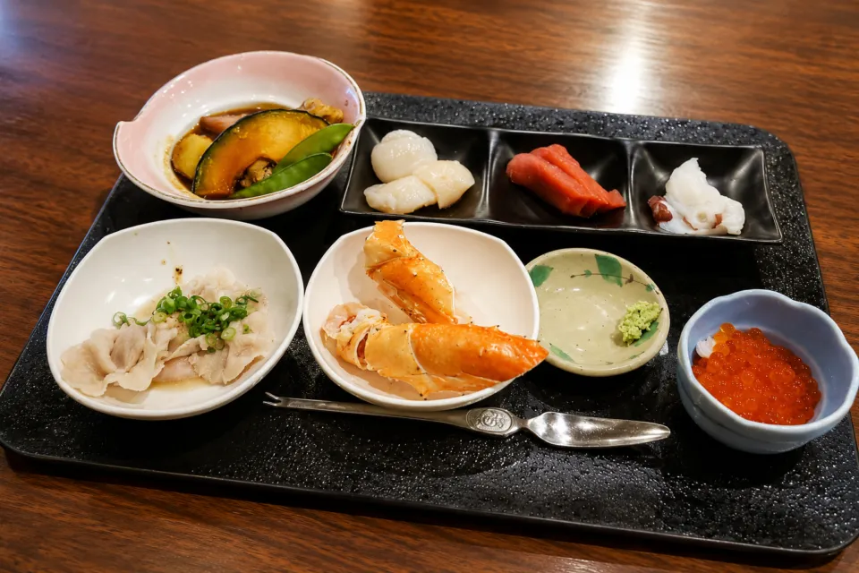 北こぶし知床 ホテル&リゾートの海産物を盛り合わせた料理