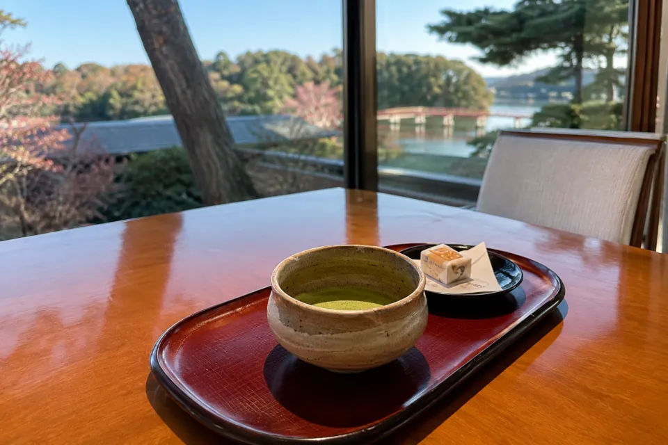 小松館 好風亭の窓辺に置かれたお茶