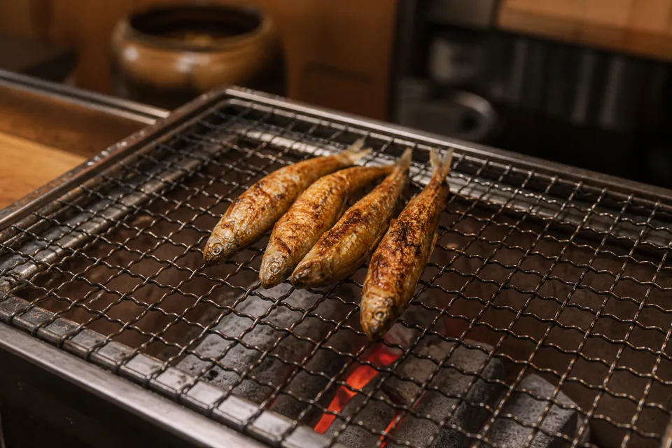 湖里庵の魚を焼き上げる様子