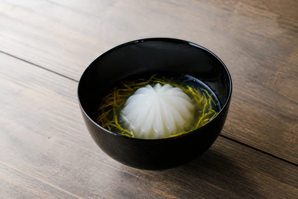 湖里庵の白身を花びら状に仕立てた椀物