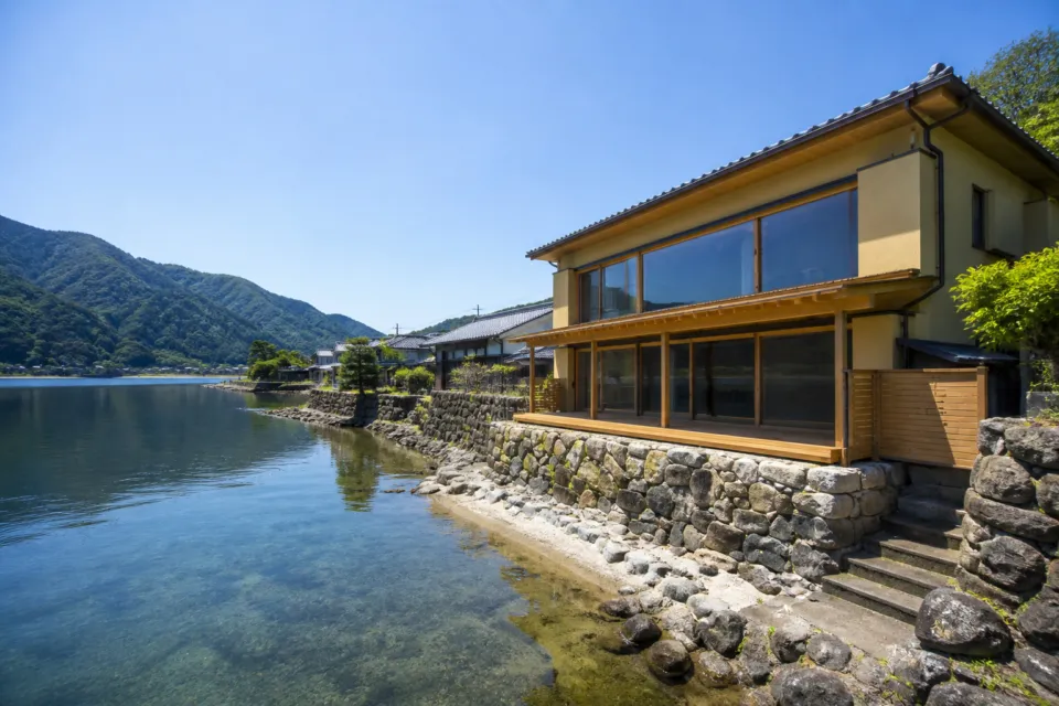 湖里庵の琵琶湖畔に建つ外観