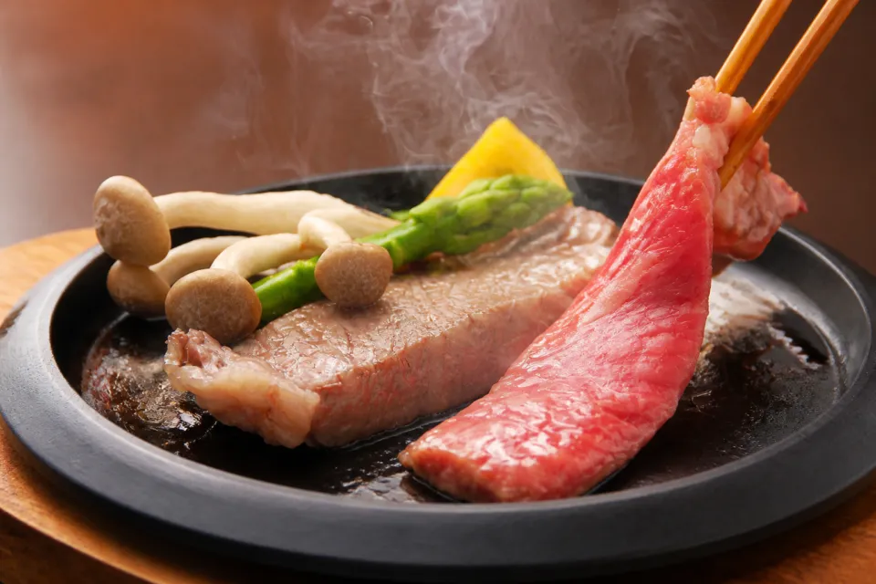 ことひら温泉 琴参閣の鉄板で焼き上げる琴参閣の牛肉料理