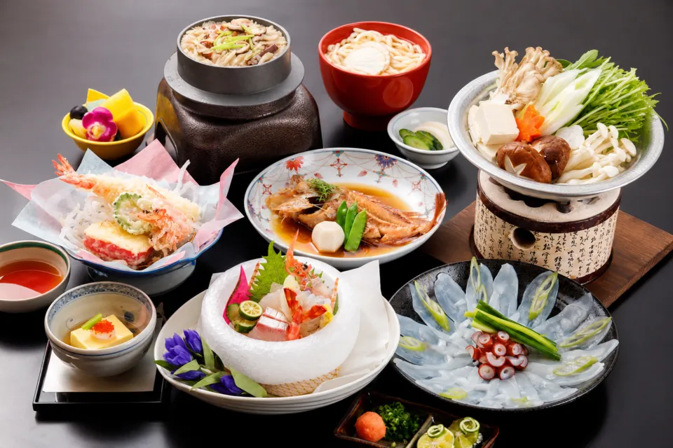 ことひら温泉 琴参閣の魚介と季節の品を並べた琴参閣の会席料理