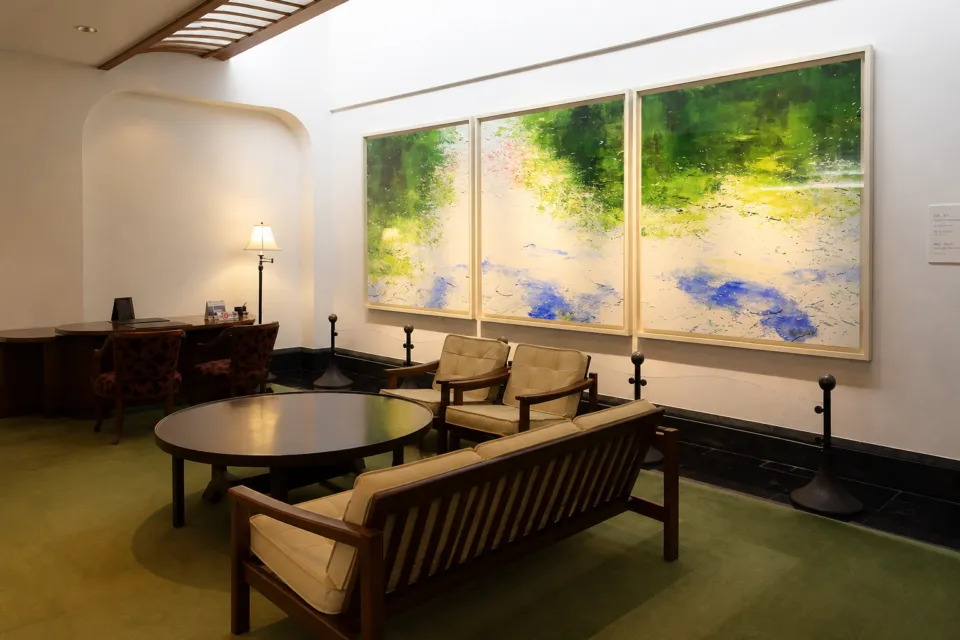 倉敷国際ホテルの絵画を配したラウンジ
