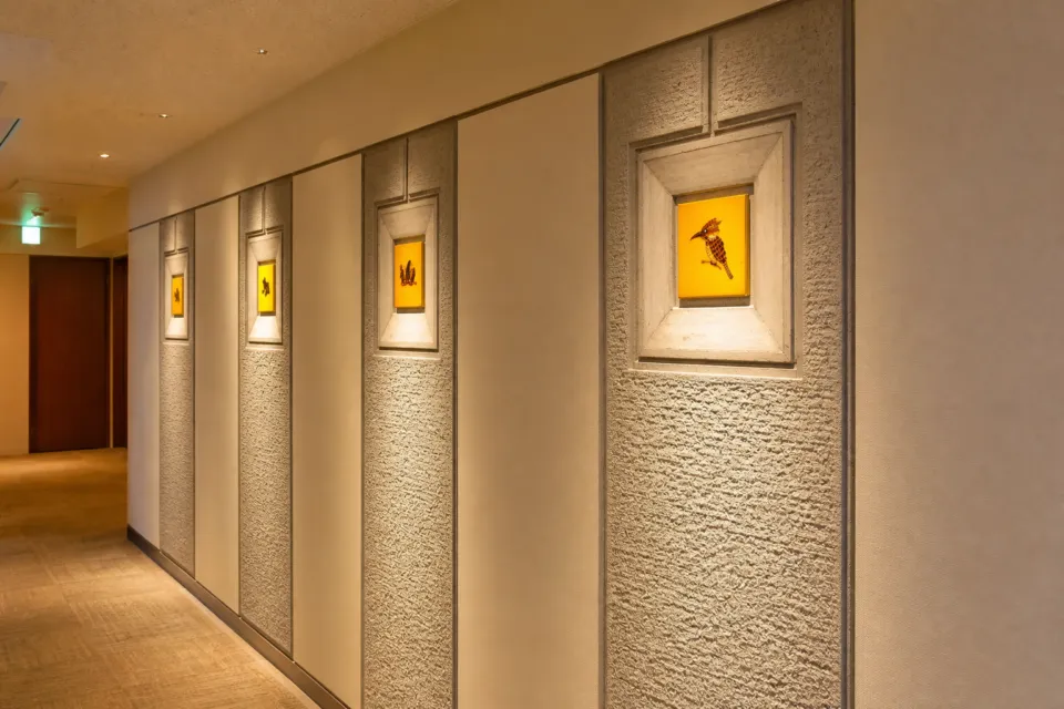 倉敷国際ホテルの作品を展示した館内通路