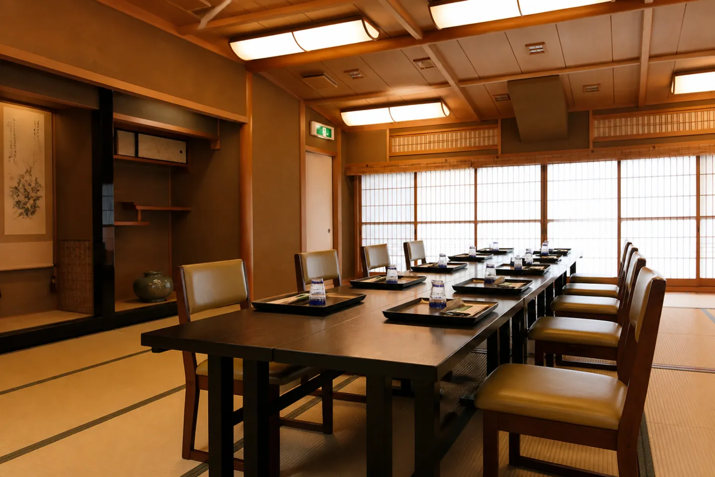 京料理 辰巳屋の窓に面した大広間